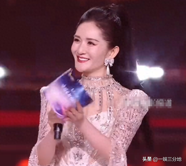 北京红毯，摔跤	、独眼龙造型、礼服搭棉鞋	，走秀反成大型灾难现场