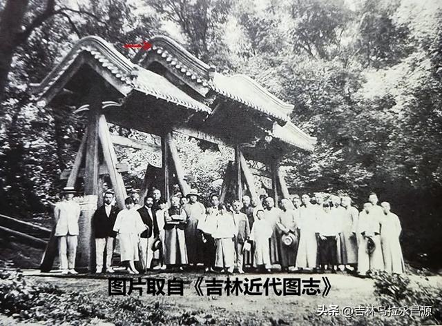 吉林市龙潭山公园内，如今“挹娄泽洽”牌楼并非当初的式样