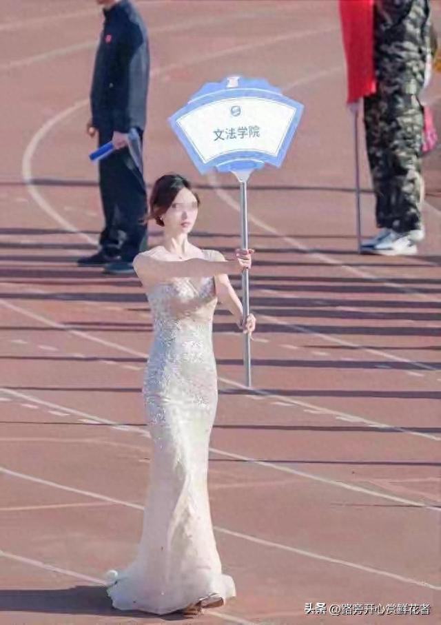 “万花丛中一点黑”，大学举牌学姐火了，网友：这个学院没人了吗