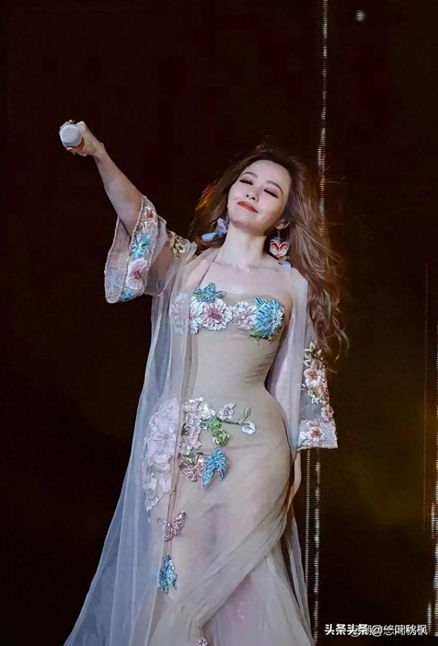 张靓颖的新战袍一亮相就足够吸睛！一袭咖啡色透明纱裙若隐若现
