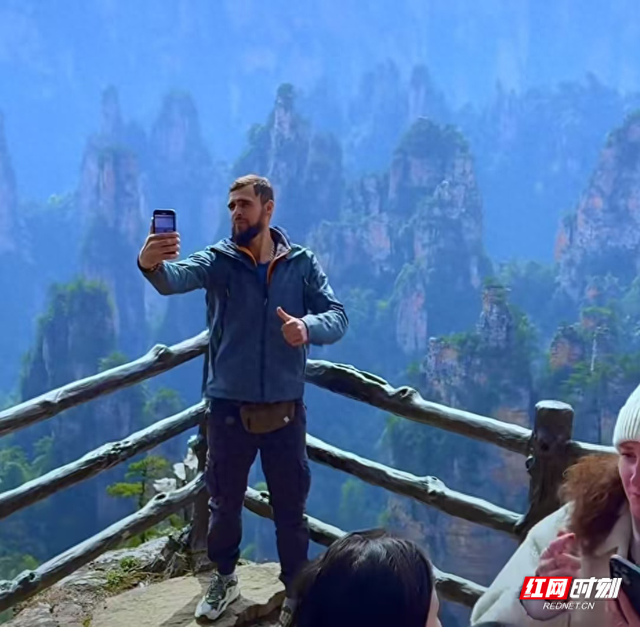 张家界国家森林公园三千奇峰引客来 外国游客打卡“仙境”秀拍照pose
