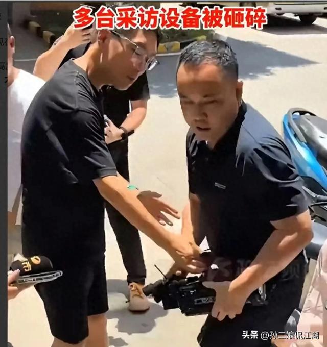 闹大了！采访遭殴打，设备被砸烂，人民日报点名，当事人发声