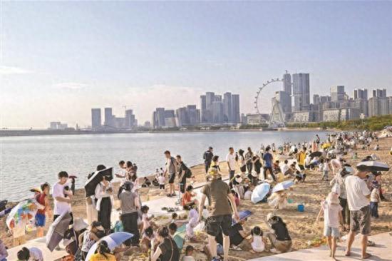 深圳前海多了一片银色沙滩