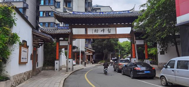 福州这家新华书店，位于名人街鳌峰坊，还是网红风格