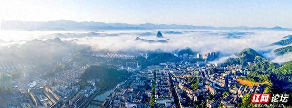 云雾作幕，丹霞为台：独岩峰的“天际线独舞”