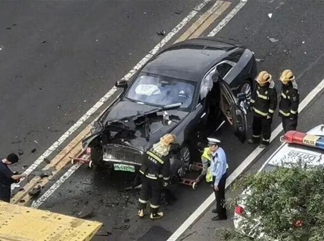 车圈顶流陈震开劳斯莱斯撞车被判全责后道歉：一切负面照单全收。网友曝光其曾经的叫外号二环十三郎！