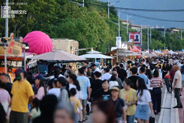 在滇池国际咖啡文化嘉年华感受昆明“AB”面