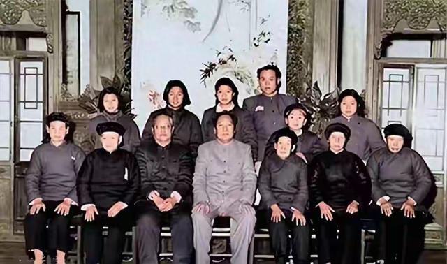 这张照片是主席一大家人的合影，都是真人的容貌、珍贵的照片