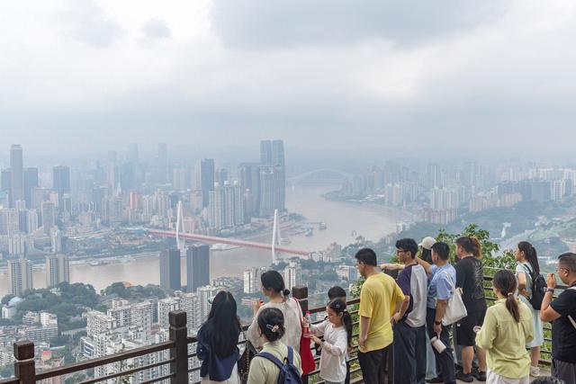 乌拉圭记者探访重庆深受震撼：“垂直、互联、永不停歇”