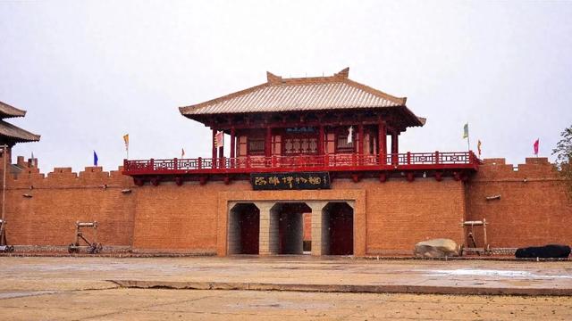 敦煌阳关迎来2025年初冬的第一场雪