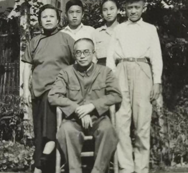 “坚持计划生育一百年不动摇”的彭佩云去世，她父亲的人生更传奇