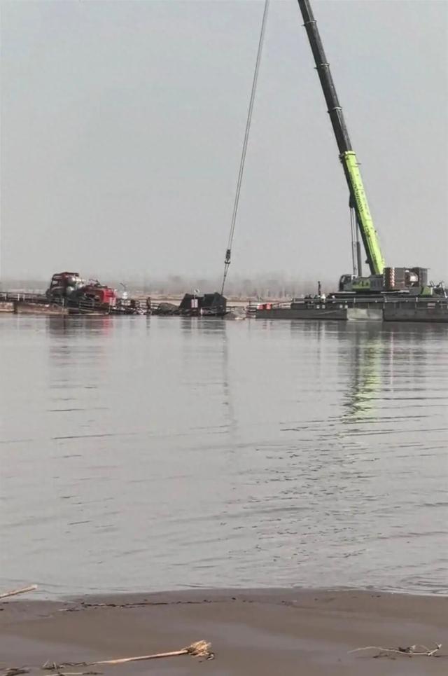 货车过黄河花园口浮桥时部分桥面塌陷	，当地：已处理完毕，无人员伤亡