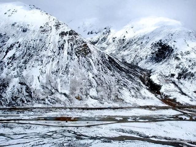 那年，将军到洛扎曲调研，不料桥被冲毁，将军一行徒步前行…