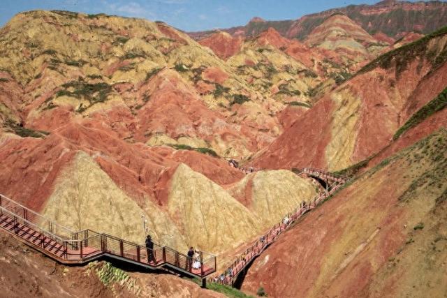 中国经济样本观察·“镇”了不起丨种粮不灵、“种草”很行！这个小镇“水墨丹霞”出圈了