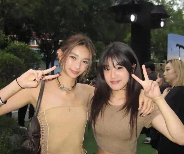 贾静雯的女儿梧桐妹完美继承了她的美貌，甚至比她还耀眼迷人。