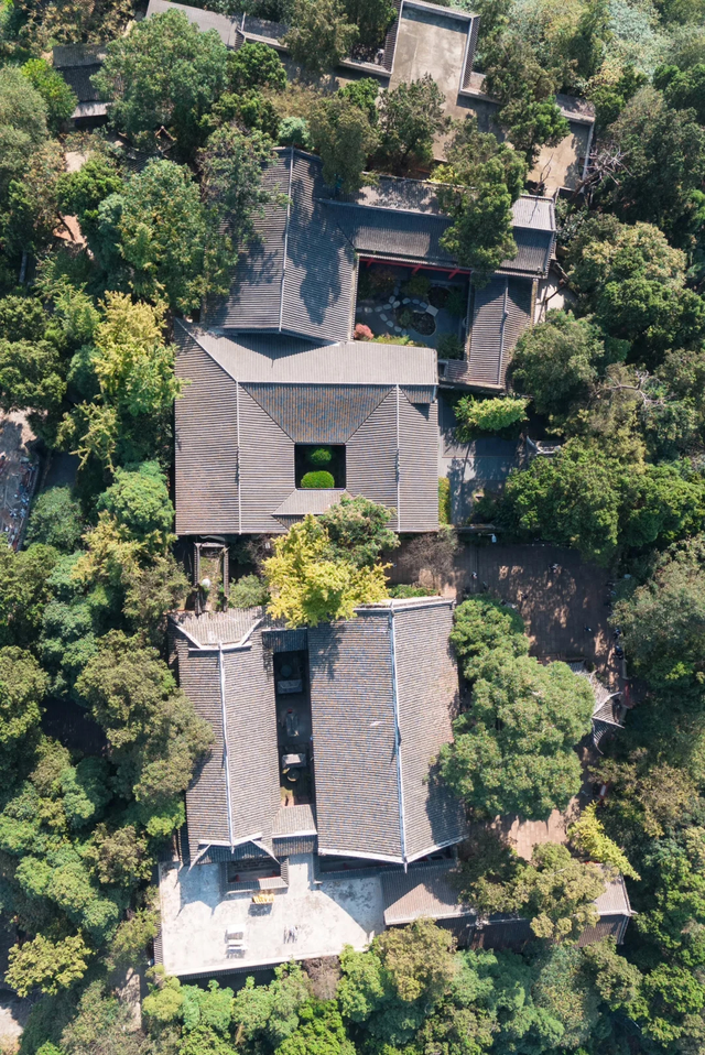 成都地铁直达！被低估的小众徒步秘境，10元斋饭好吃吃到撑