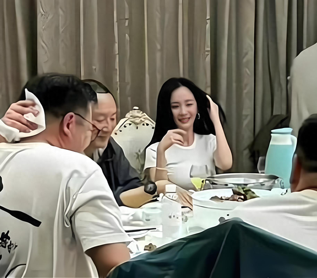杨幂baby旧照曝光！万万没想到，女明星私下里陪大佬吃饭都是素颜