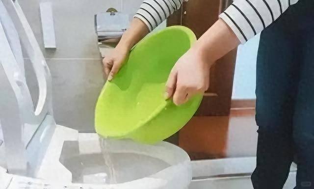 为什么不能“倒水冲厕”?很多人不懂，看似节俭实则隐患很大!