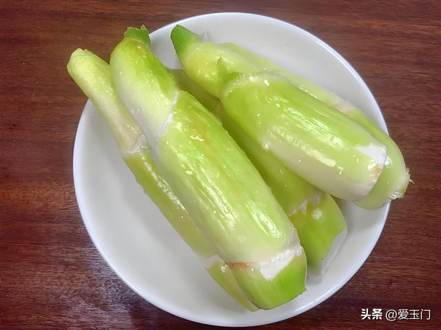炒茭白，不要直接下锅炒，多加一步，茭白不涩口，鲜嫩好吃特下饭