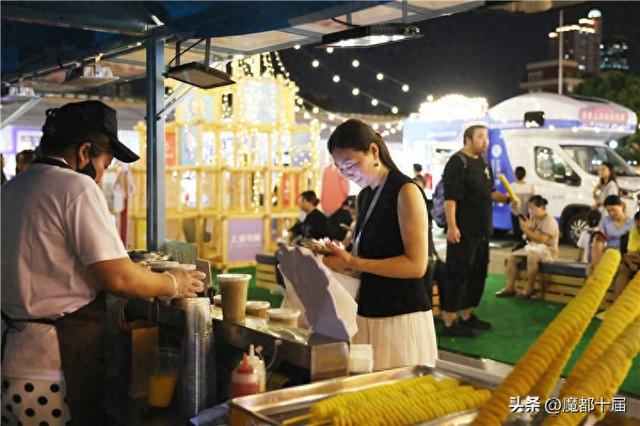 上海书展首设“夜市”，点亮书香与烟火气的夏夜