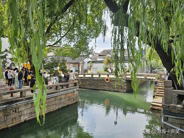 上有天堂，下有苏杭，苏州平江路古老石桥，仿佛诉说着昔日的繁华