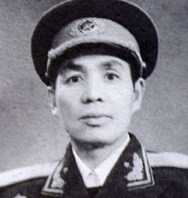 他是原南京军区司令员，77年被华国锋同志点名批评，后被开除党籍