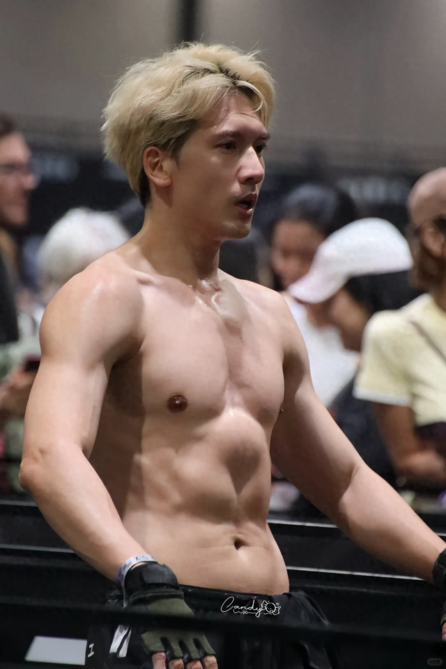 不像44岁像25岁，和言承旭同类型，难怪香港的天后们排队想嘴他