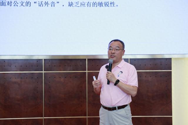 书展荐书｜AI让公文写作效率提高70%，但“人机悖论”怎么办？
