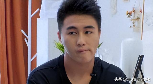 何猷君“霸总”人设崩塌，拖欠工资恶心一幕上演，员工举步维艰