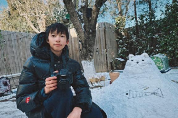 姚晨和儿子在北京别墅堆雪人，儿子土豆越长越帅，院子里都是猫窝