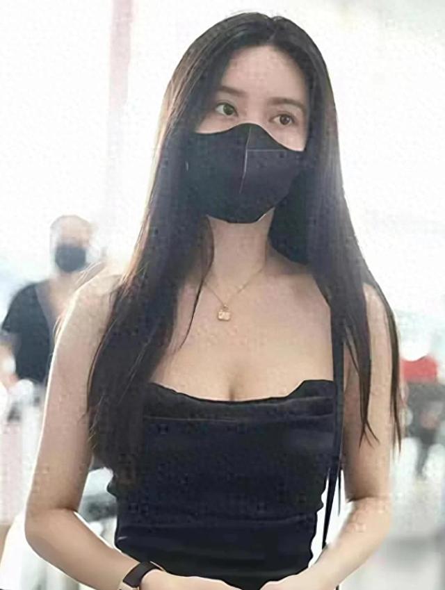 孟子义真空吊带裙现身机场,吊带下的腰臀比太惊艳 妥妥人间尤物!