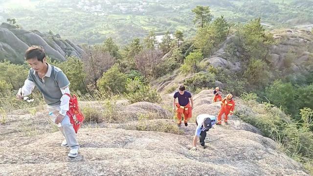 大热天中午爬野山，6人被困！