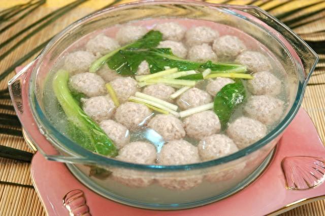 汆丸子在肉馅里都应该放什么（一学就会超简单又鲜美的生汆丸子汤）