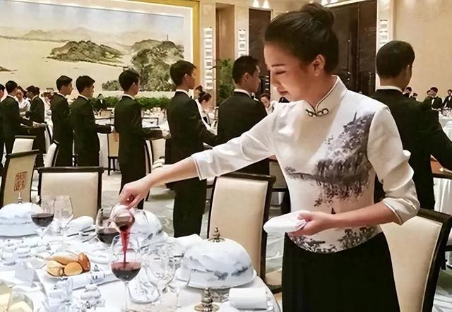 央视国宴上的那瓶水火了！不是娃哈哈，更不是农夫山泉