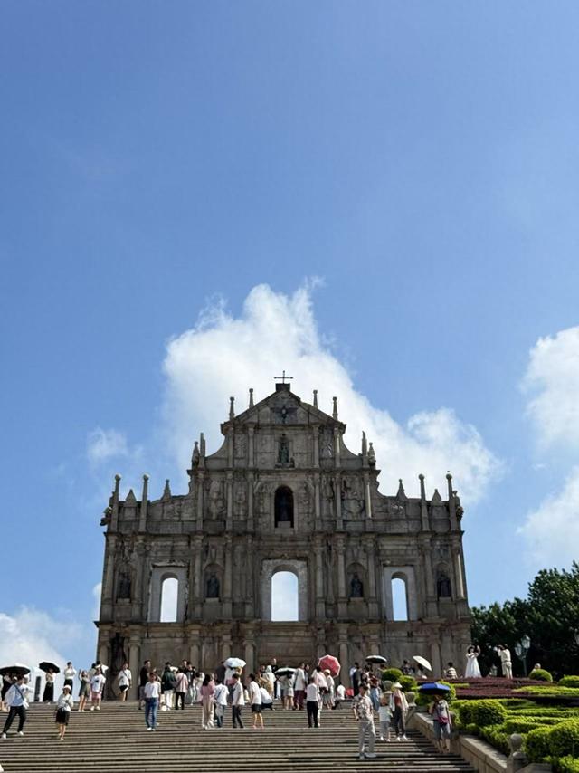 大三巴的墙缝里藏着晴日里最软的时光