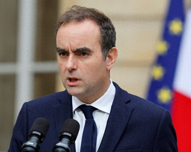 辞职不到一周,他再次被马克龙任命为法国总理,极右翼:民主的耻辱