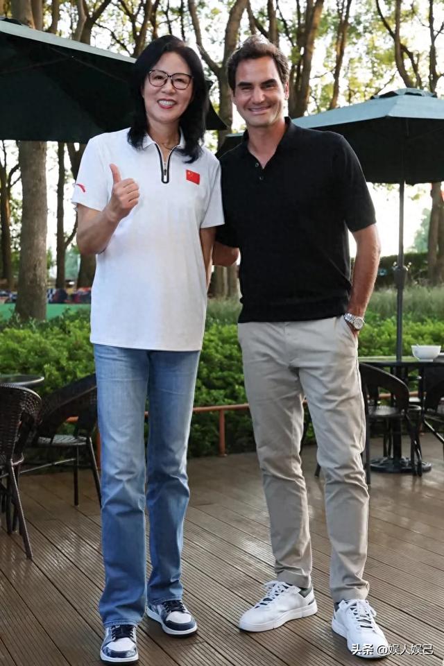 65岁的郎平在上海偶遇网球天王费德勒，合影时，两人状态都超棒！