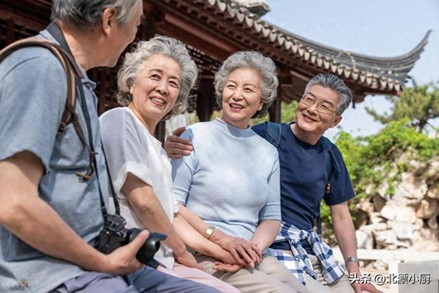 退休后出门旅游，过来人提醒：最好别自由行，体验2次你就明白了