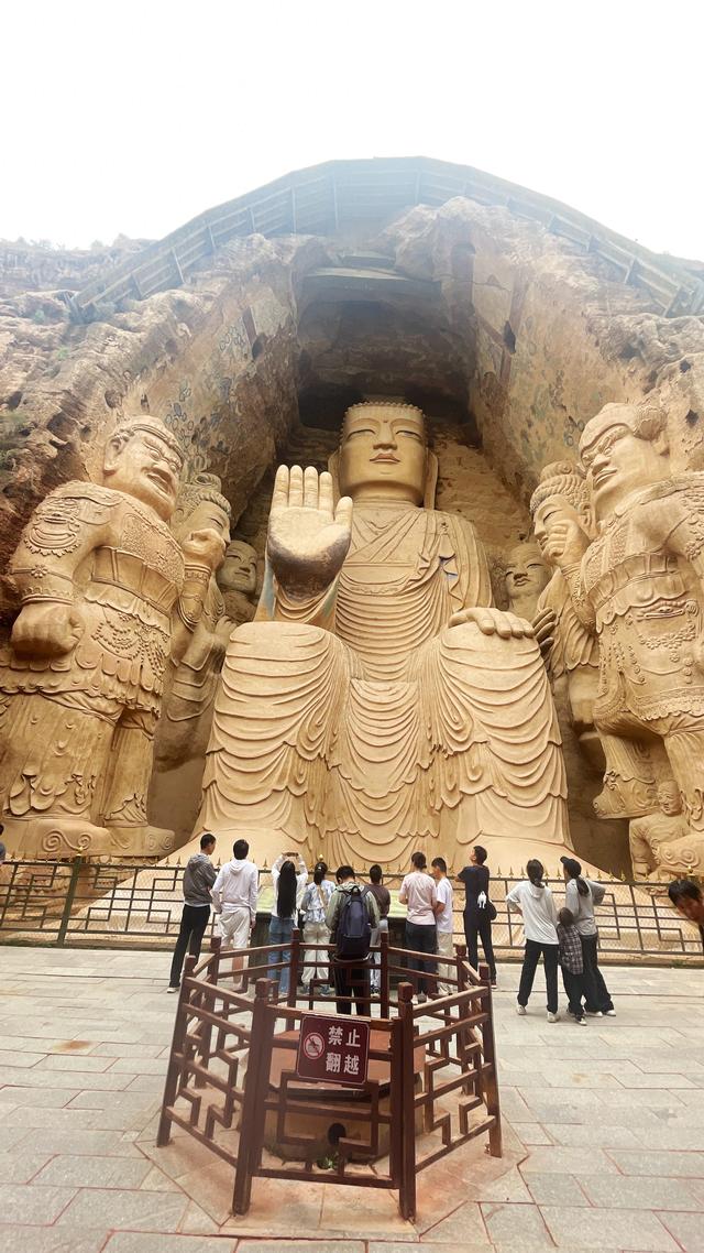 组图丨天梯山石窟独特魅力引游人驻足