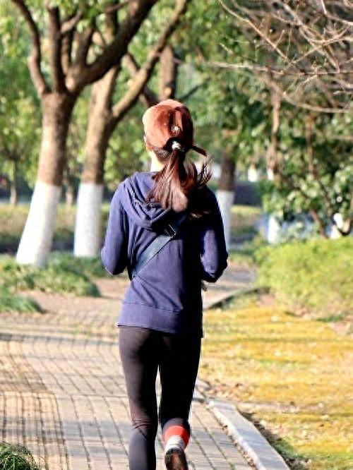 冬天跑步别瞎冲！牢记3个“不要”，不受伤不白跑，越跑越稳