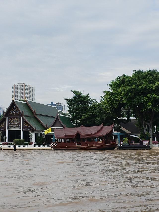 湄南河上，撞见曼谷的双面风情