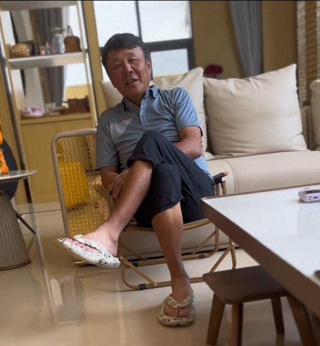 大富豪郭斌竟然老成这样了？55岁的他，肤色黝黑，看着像65岁