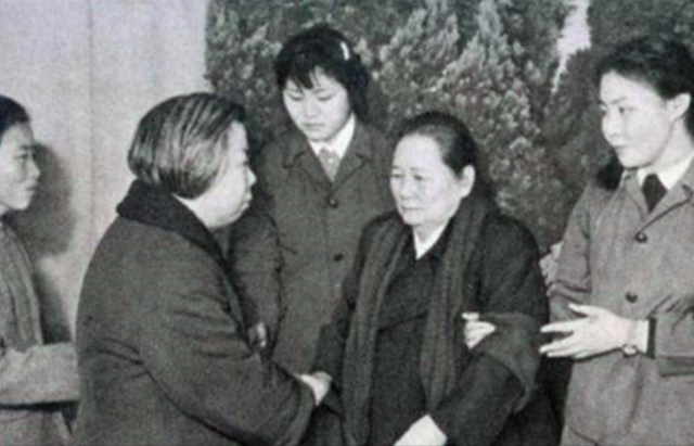周总理追悼会上，宋庆龄中途愤怒离去，怒言辞去全部职位，为何？
