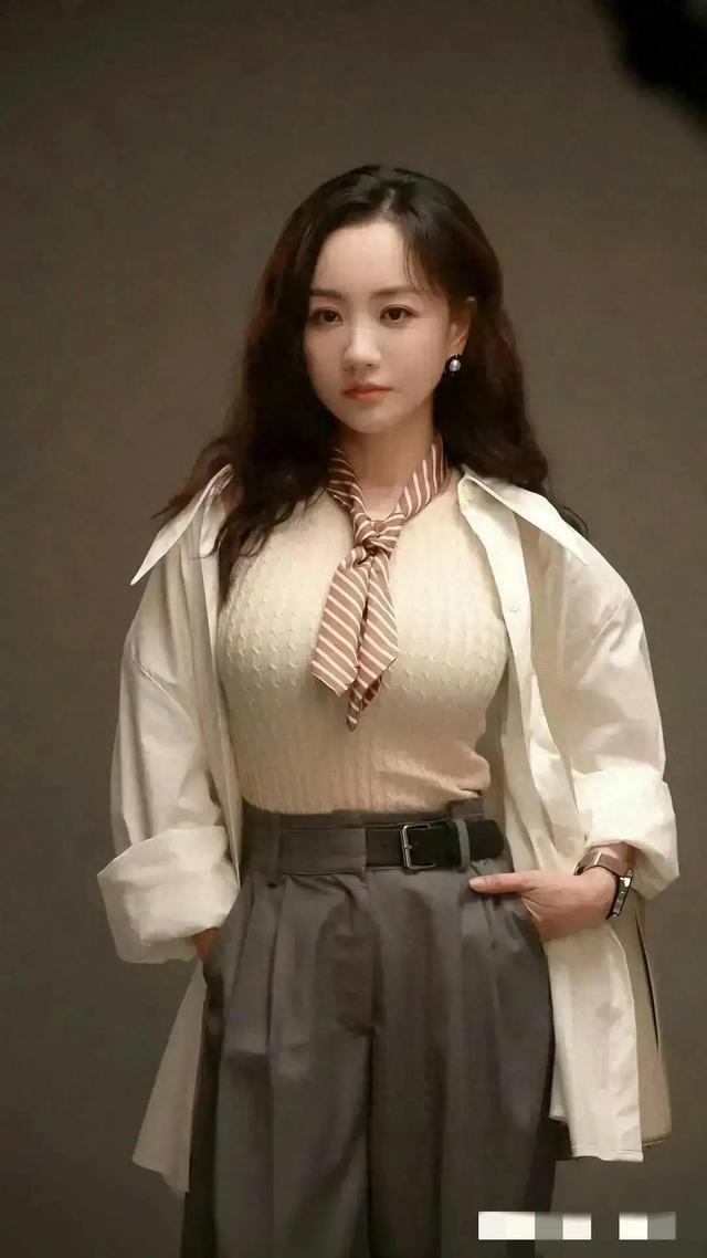 杨蓉这胸是真的吗？跟两个足球一样了，真的非常好看了