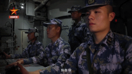 真开火了！日媒爆料：日本驱逐舰入侵中国领海，中国军舰连开两炮警告！