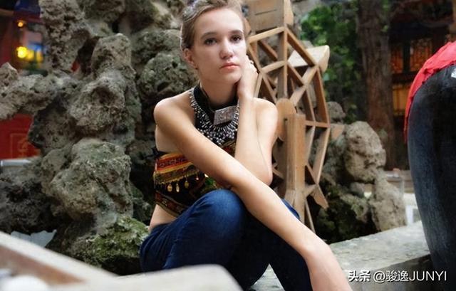 金发碧眼的俄罗斯妹子，“你瞅啥？咱这旮沓都是中国人！