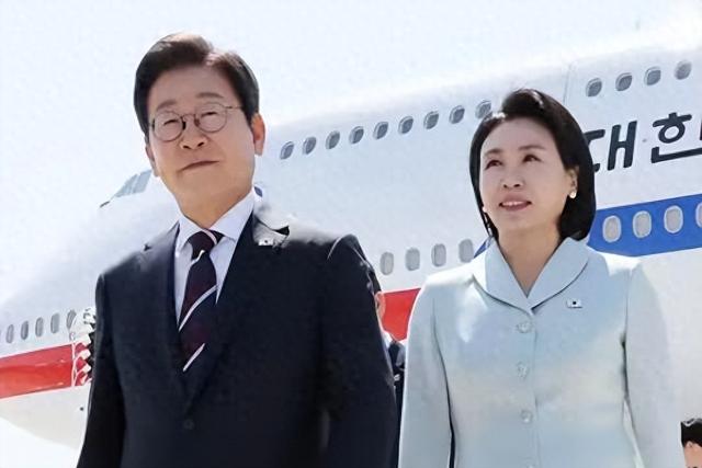 李在明也没想到	，访华仅3天，59岁妻子竟凭一个举动给他长脸了