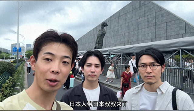 胆大！日本小伙带叔叔闯南京大屠杀馆，全程说日语，路人表情亮了