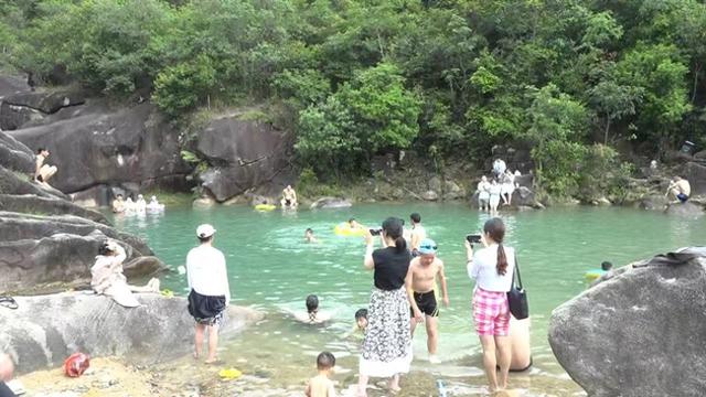 痛心！广东惠东一网红景点5名游客被水冲走 5人全部找到均已无生命体征