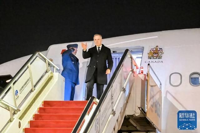 加拿大总理抵达北京	，大冷天就穿一件小风衣，献花小朋友超漂亮